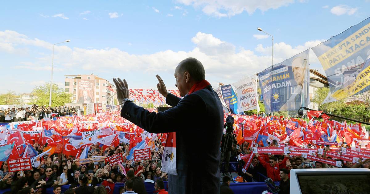 Turquia: O ‘sultão’ ameaçado num país dividido