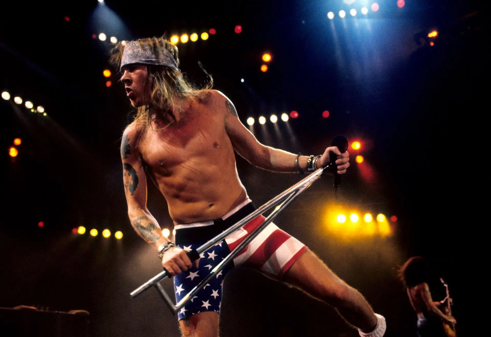 Recordar é viver: como uma agressão de Axl Rose causou um motim num concerto dos Guns N’ Roses há 32 anos