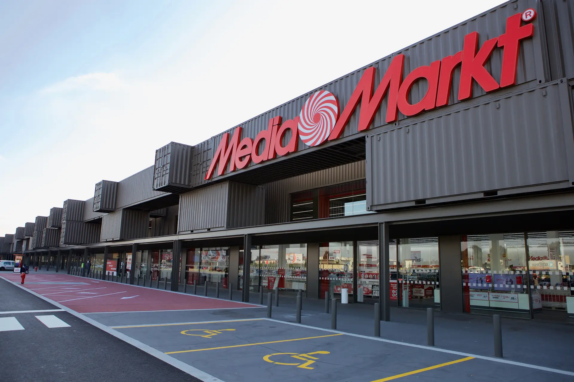 A MediaMarkt tinha 10 lojas em Portugal mas fechou uma delas, a que estava junto ao estádio da Luz, em Lisboa, na sexta-feira