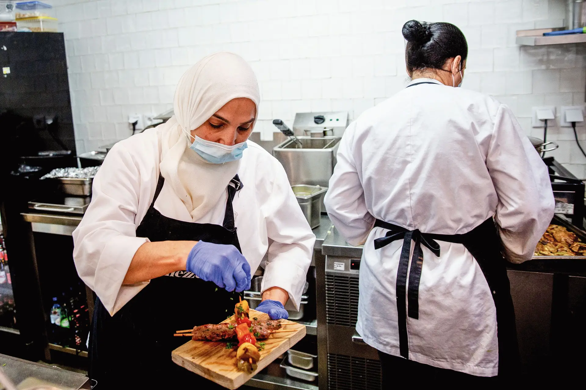 Pela Mezze Escola, em Lisboa, já passaram mais de 50 pessoas. A formação, especialmente dirigida a refugiados e migrantes, vai também chegar ao Porto