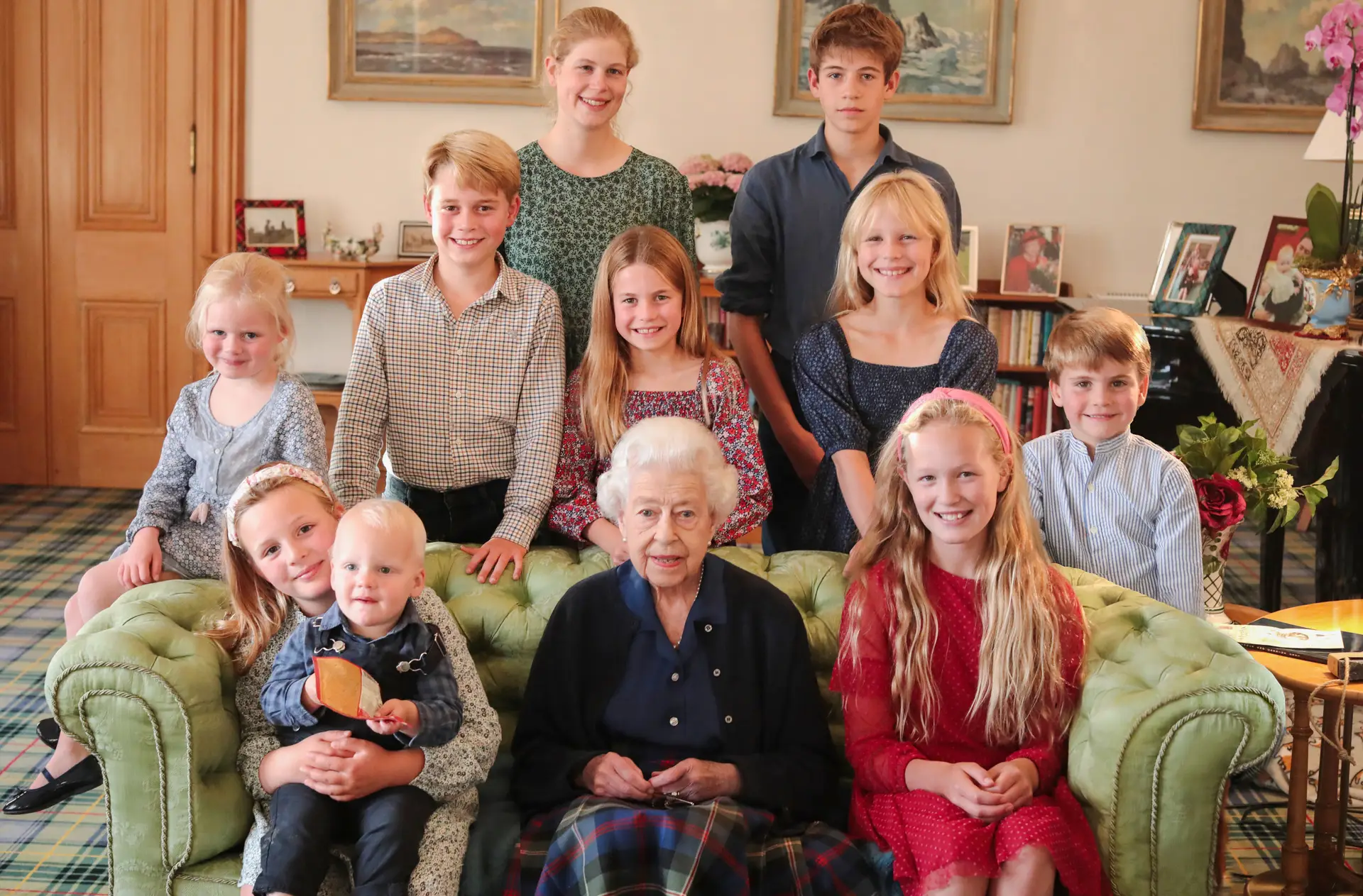 Isabel II com dois netos e oito bisnetos, numa foto captada no verão passado em Balmoral, na Escócia