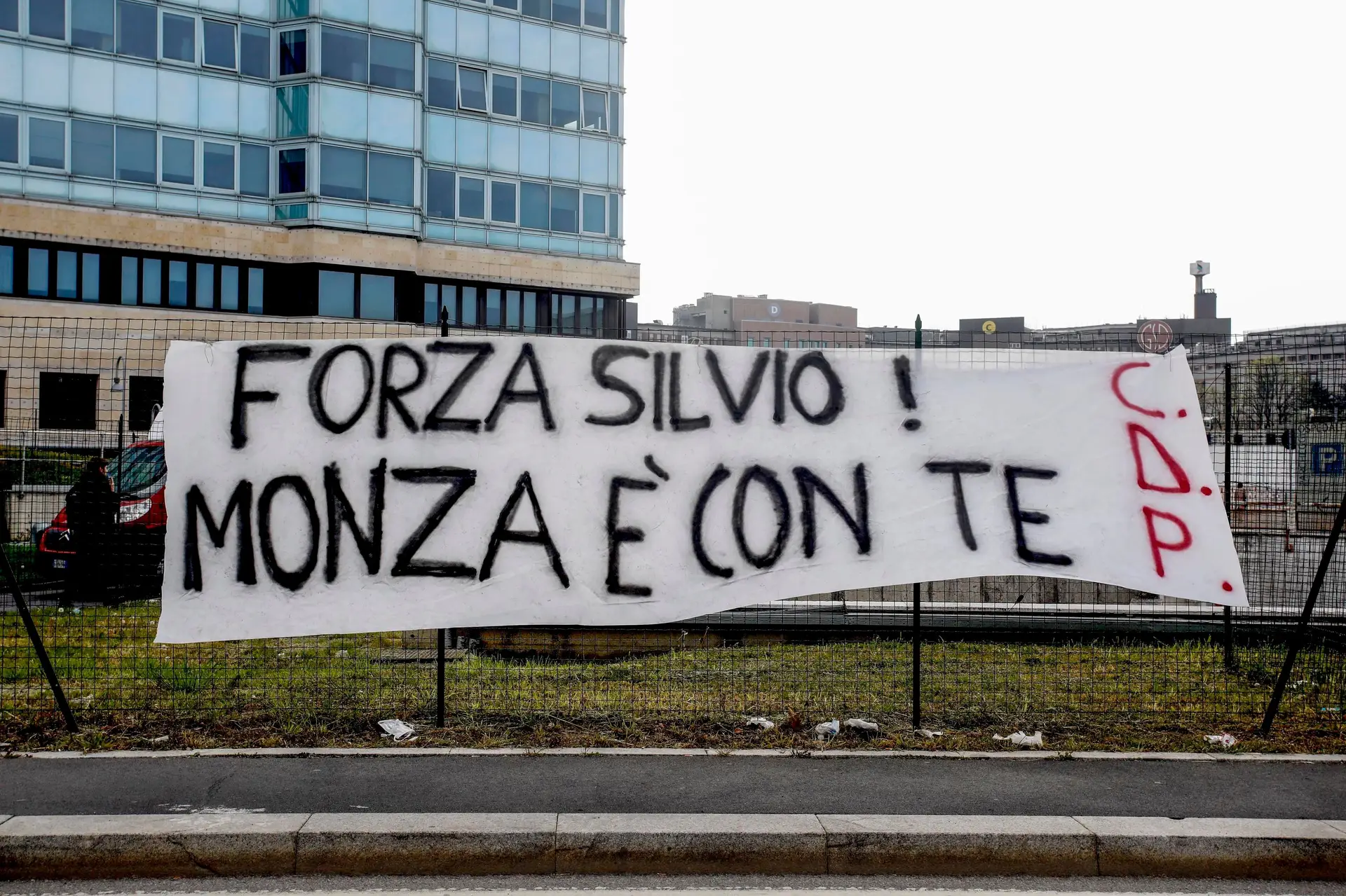 Ex-PM italiano Berlusconi permanece hospitalizado mas está a melhorar lentamente