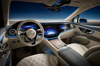 Entre o palácio com rodas e a nave espacial: eis o novo Mercedes elétrico EQS SUV