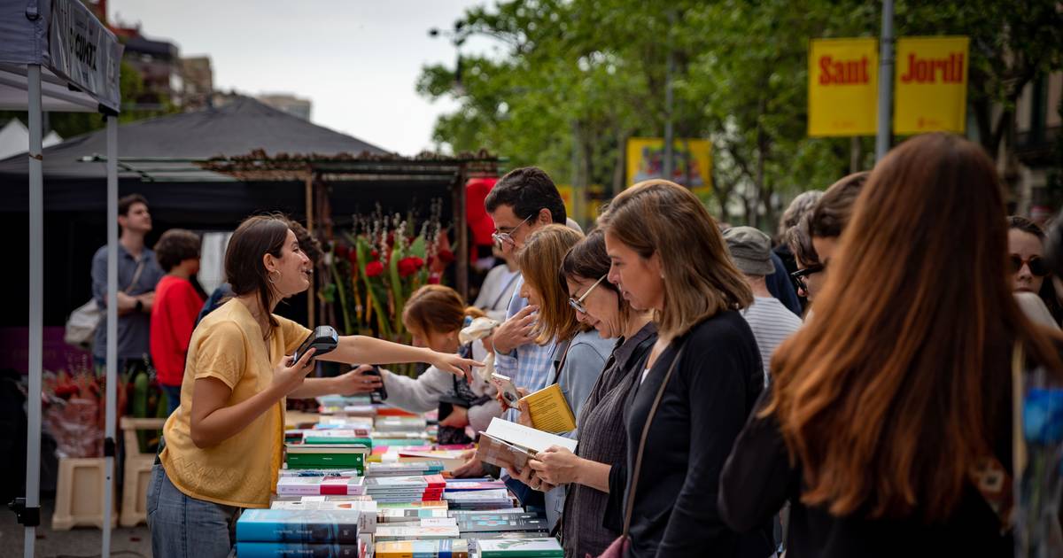 Música, rosas e gente numa manifestação de amor aos livros: é o dia de Sant Jordi em Barcelona