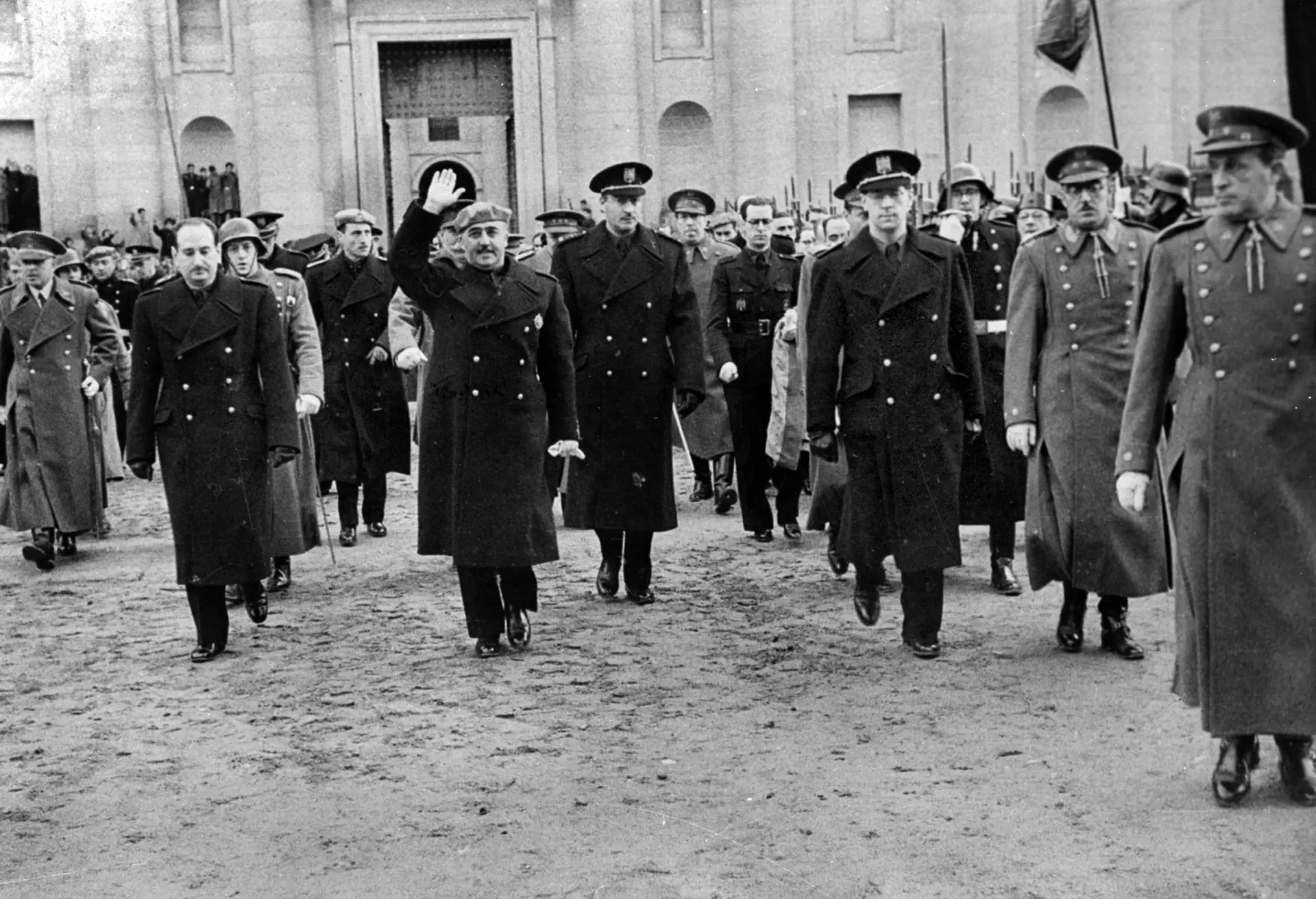 O ditador Francisco Franco à saída do funeral (em 1959, no mosteiro do Escorial) de José Antonio Primo de Rivera, morto em 1936