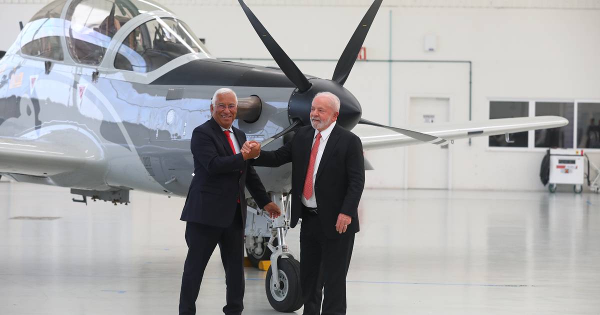 Lula e Costa dão pontapé de saída para participação da portuguesa OGMA na construção do avião militar Super Tucano