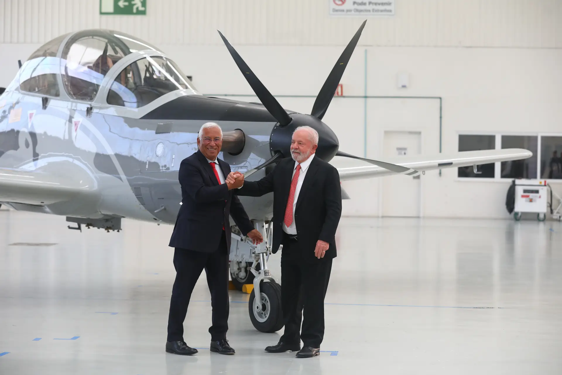 Lula e Costa dão pontapé de saída para participação da portuguesa OGMA na construção do avião militar Super Tucano