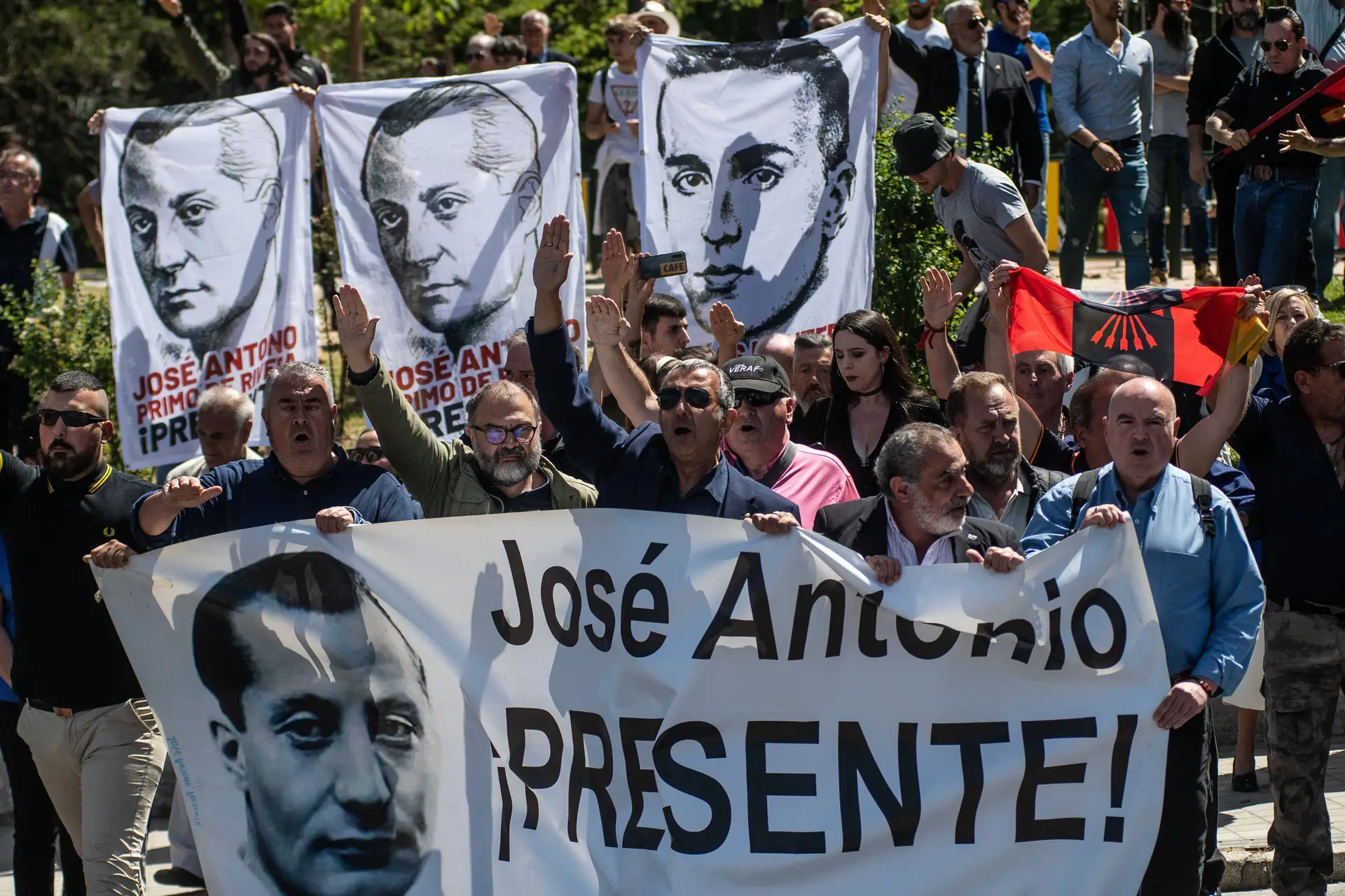 Apoiantes de José Antonio Primo de Rivera protestam no madrileno cemitério de São Isidro durante a trasladação do militar falangista
