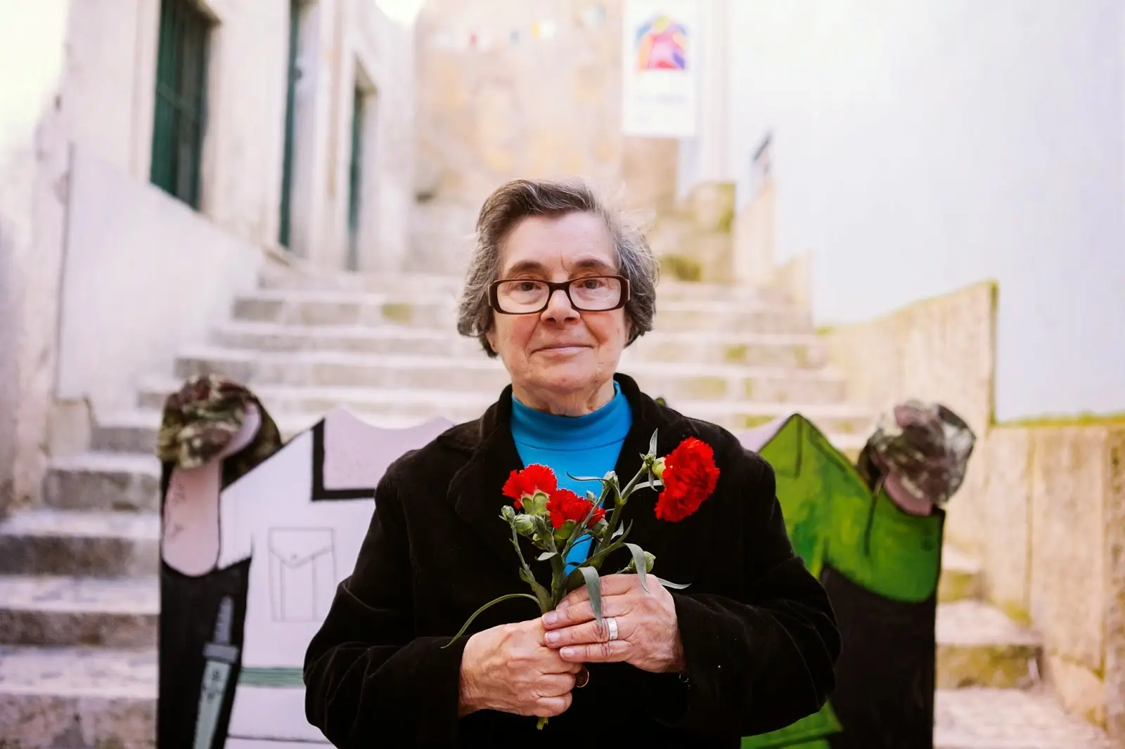 Morreu Celeste Caeiro, a mulher que transformou o 25 de Abril na Revolução dos Cravos