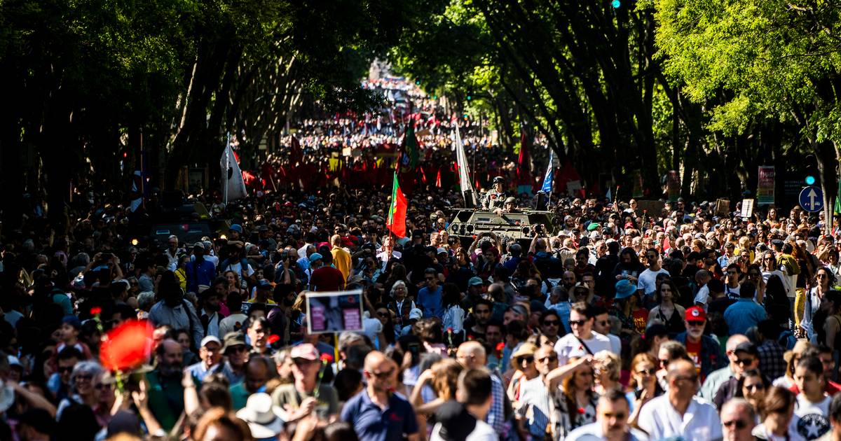Fotogaleria: Avenida encheu-se de Liberdade, de festa e de protestos