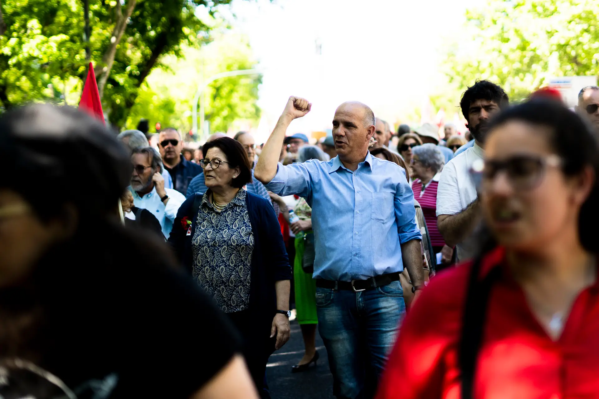 Líder do PCP, Paulo Raimundo, no desfile 25 abril