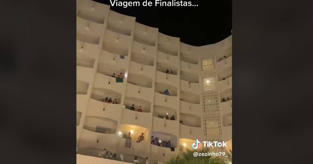 Estudantes em viagem de finalistas cantam ‘Homem do Leme’ dos Xutos nas varandas do hotel e conquistam as redes sociais
