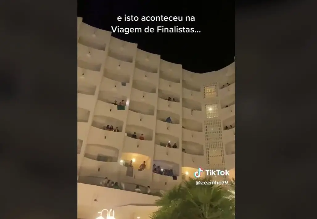 Estudantes em viagem de finalistas cantam ‘Homem do Leme’ dos Xutos nas varandas do hotel e conquistam as redes sociais