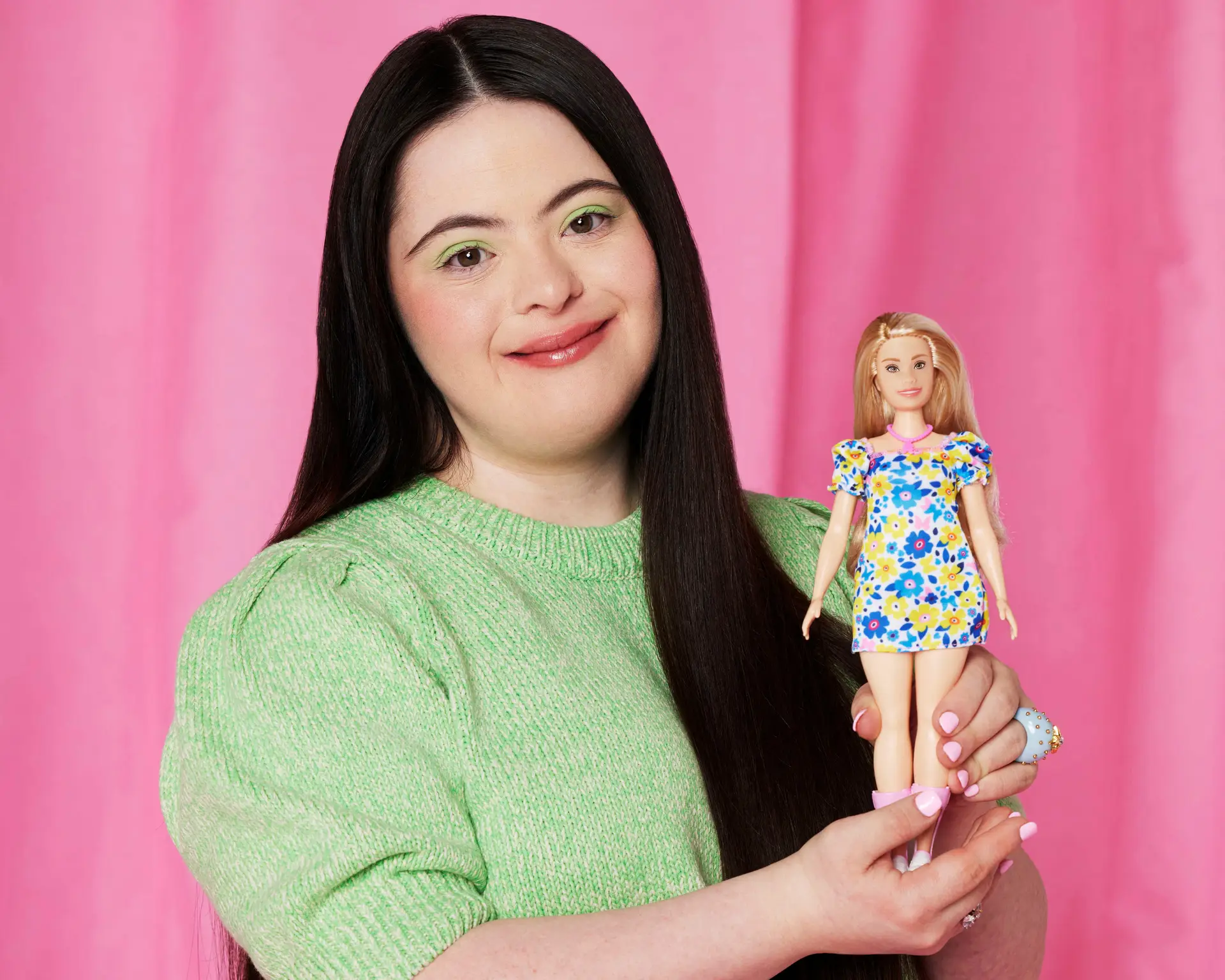 A modelo britânica Ellie Goldstein com a primeira boneca da Barbie com síndrome de Down