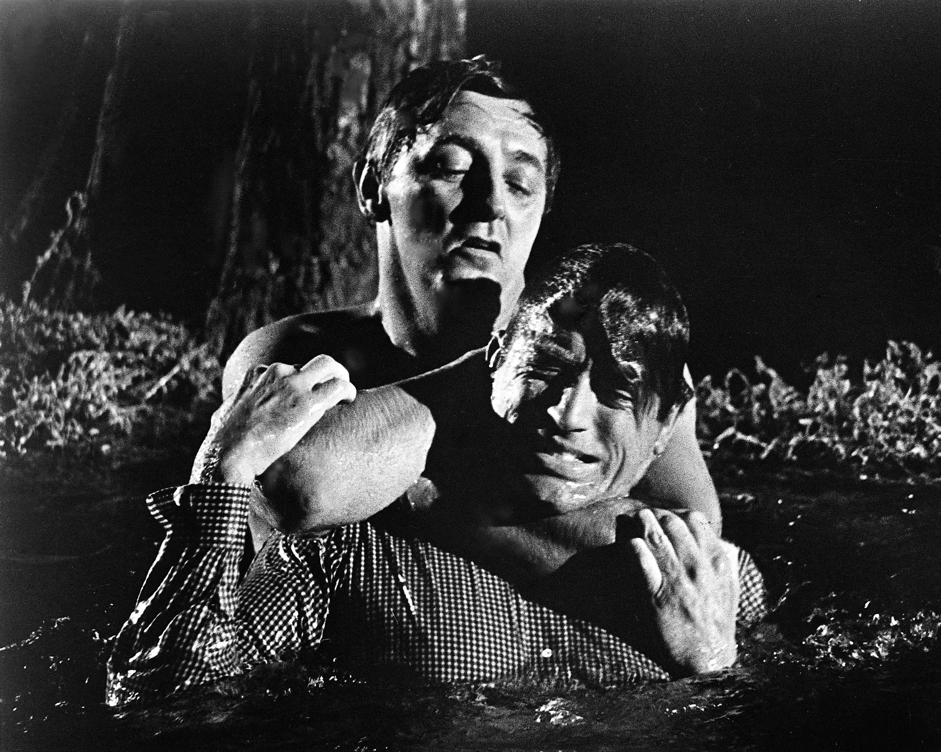 Robert Mitchum ‘estrangula’ Gregory Peck em “Cape Fear”, filme de 1962 que terá sido o último a que assistiu Ian Curtis (1956-1980), da banda britânica Joy Division