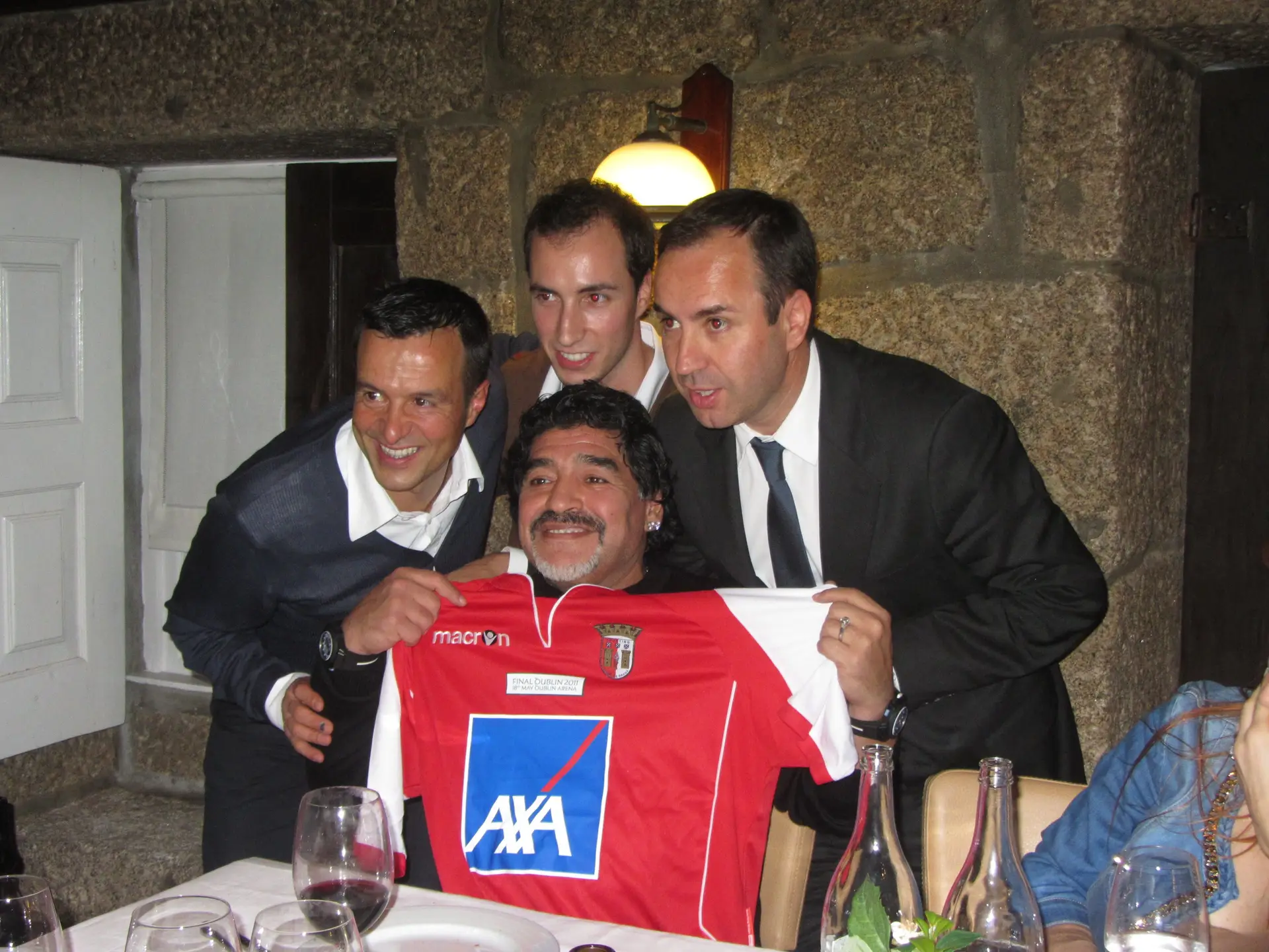 2023-04-27-Maradona-segura-uma-camisola-