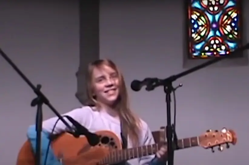 Recordar é viver: quando Billie Eilish era pequenina, cantava na igreja e se assustava com as palmas