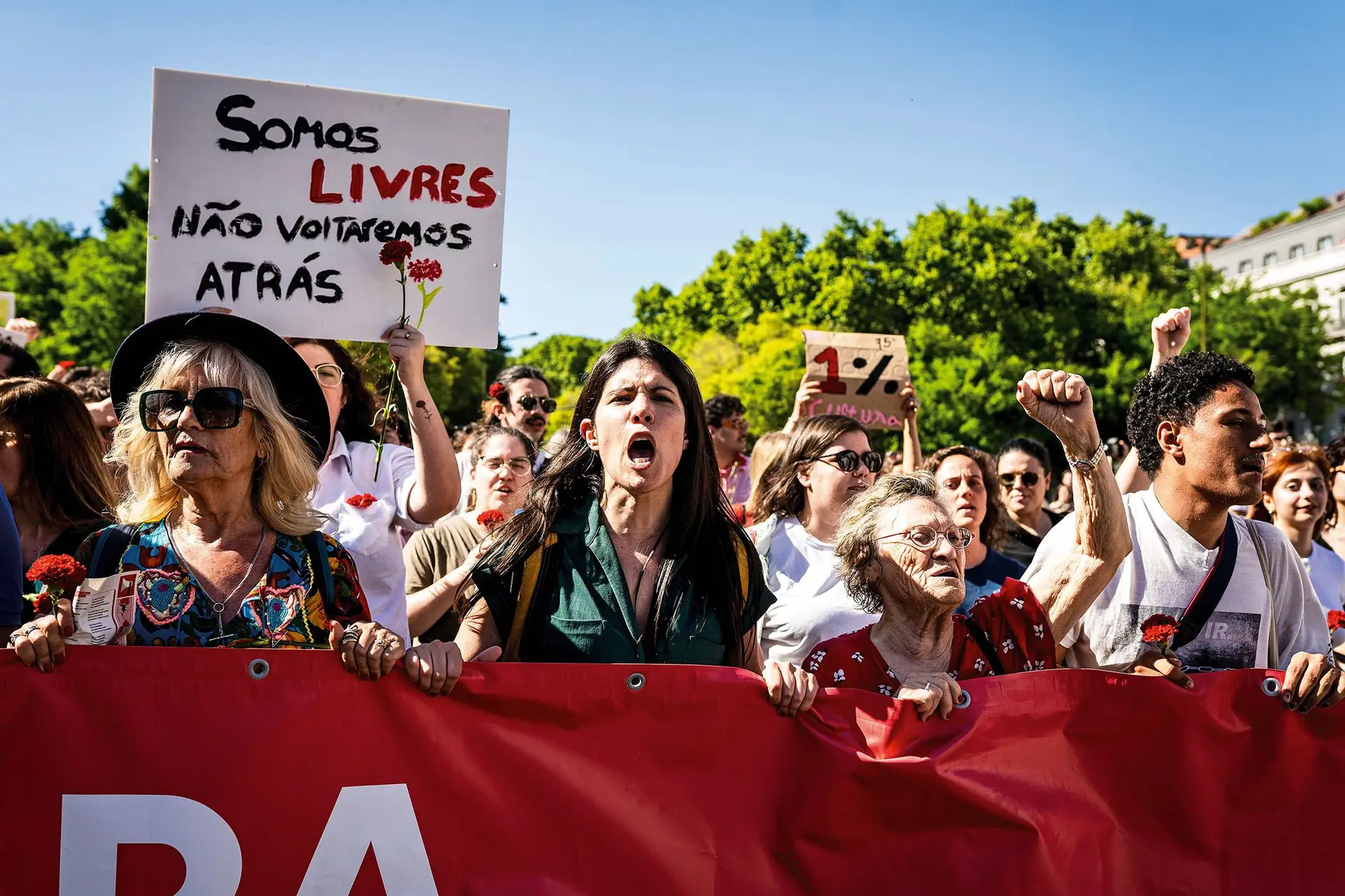 Há perguntas que não se devem fazer a lésbicas, gays e bissexuais – um guia  prático - Expresso