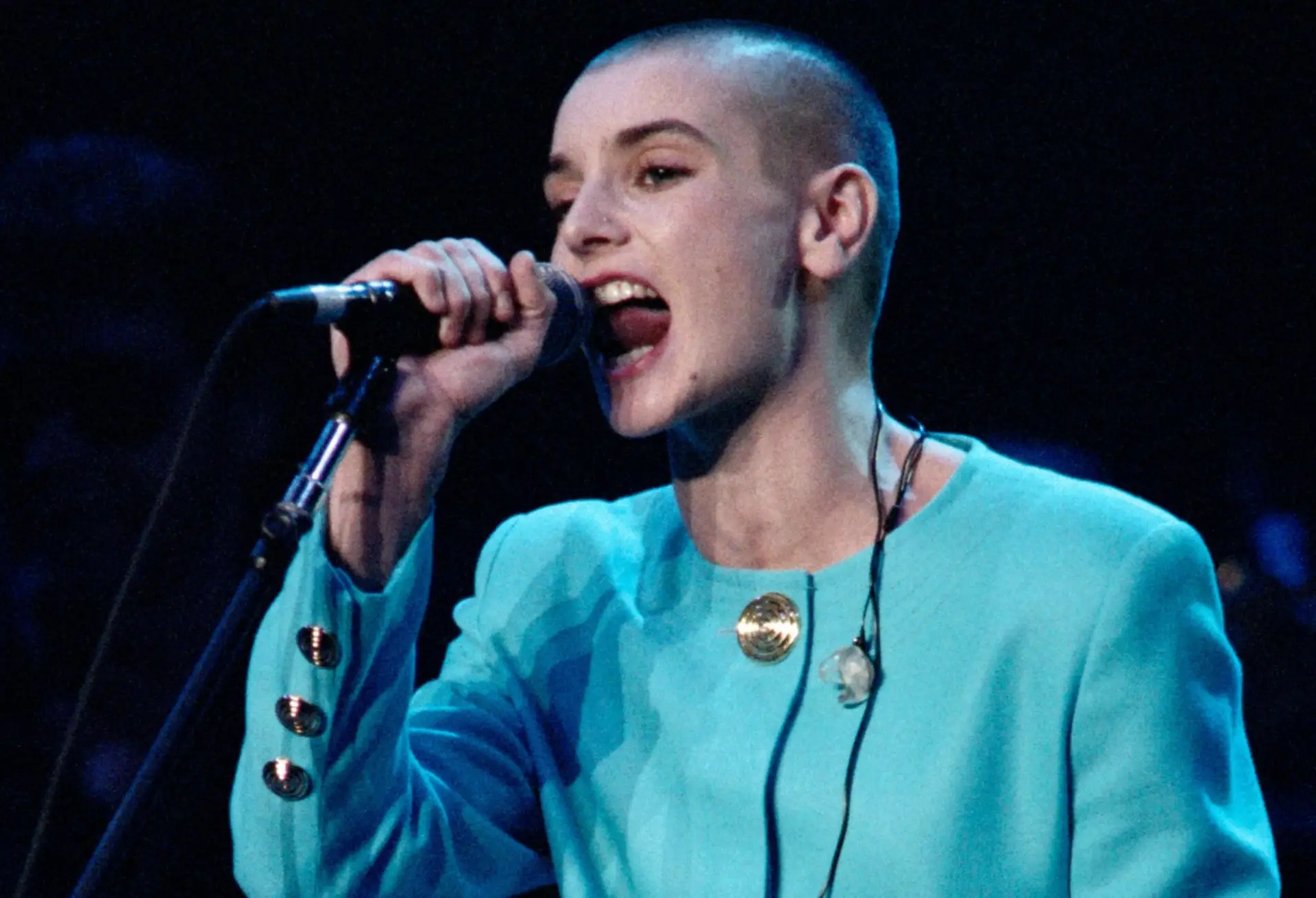 Recordar é viver: quando Sinéad O'Connor foi vaiada por uma multidão  enfurecida e saiu do palco a correr numa homenagem a Bob Dylan - Expresso