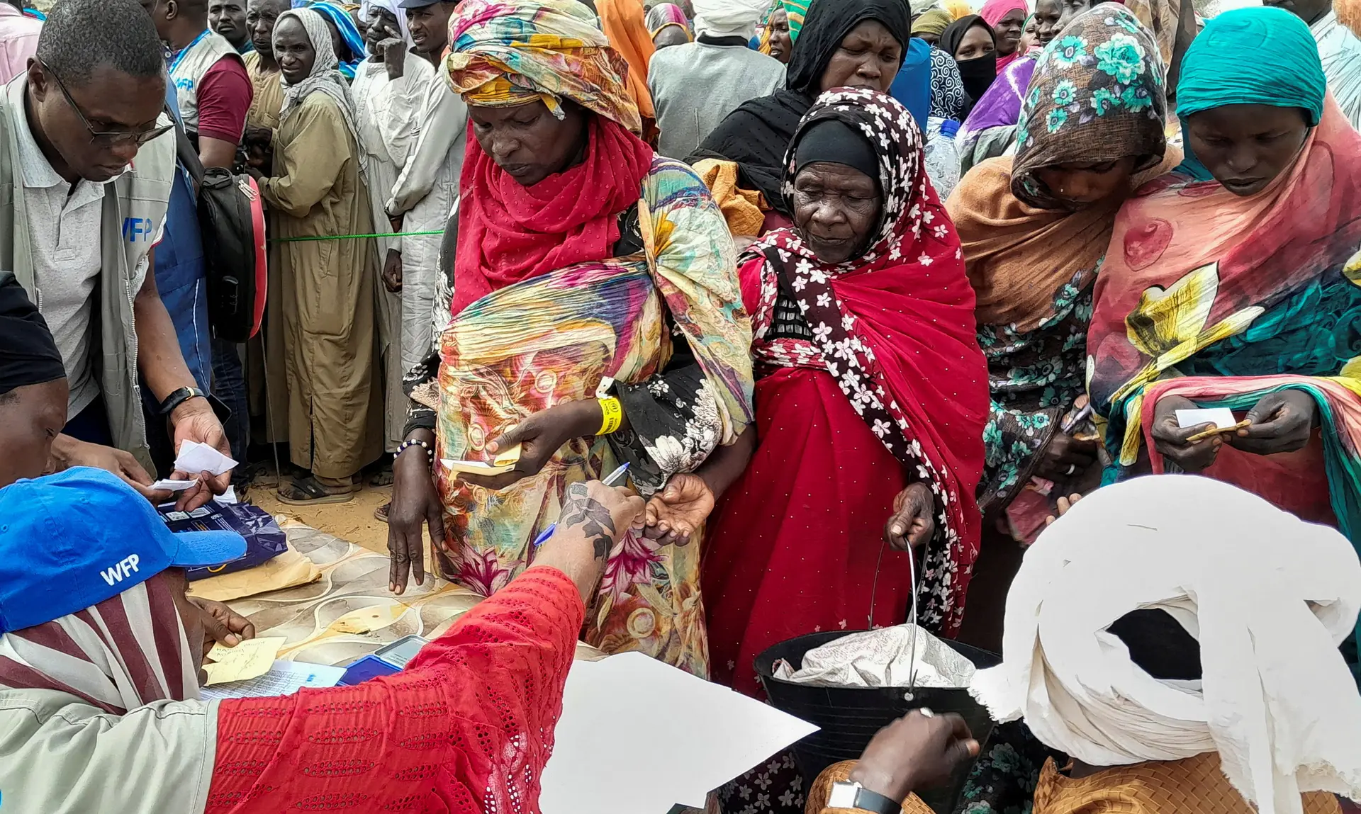 Refugiados sudaneses que tentam escapar à violência no Sudão chegam à fronteira com o Chade