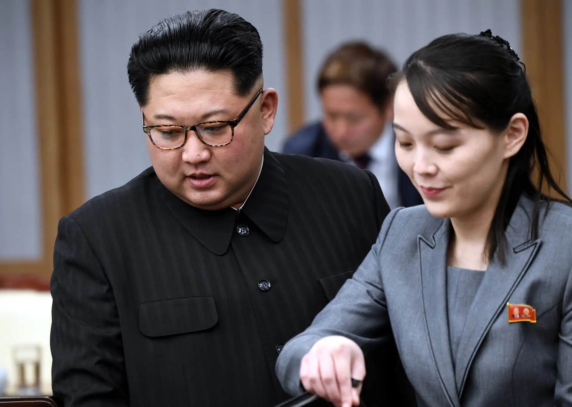 Kim Jong Un, líder norte-coreano, e a irmã, Kim Yo Jung.
