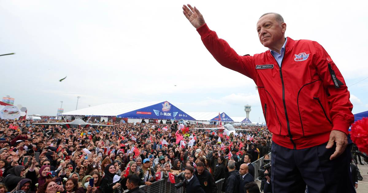 Erdogan reapareceu na campanha às Presidenciais após problema de saúde. Foi recebido por um mar de gente, mas a Turquia ainda está dividida