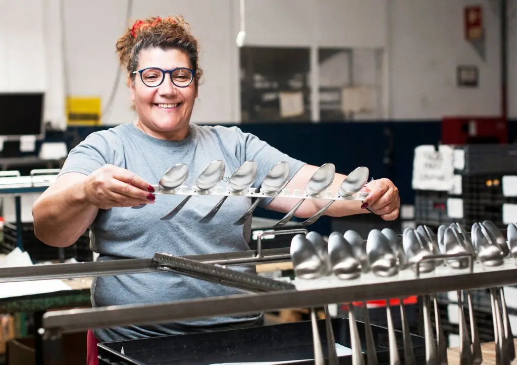 A indústria metalúrgica e metalomecânica é uma das mais diversificadas e inclui a produção de equipamentos pesados, mas também de talhares ou latas de atum