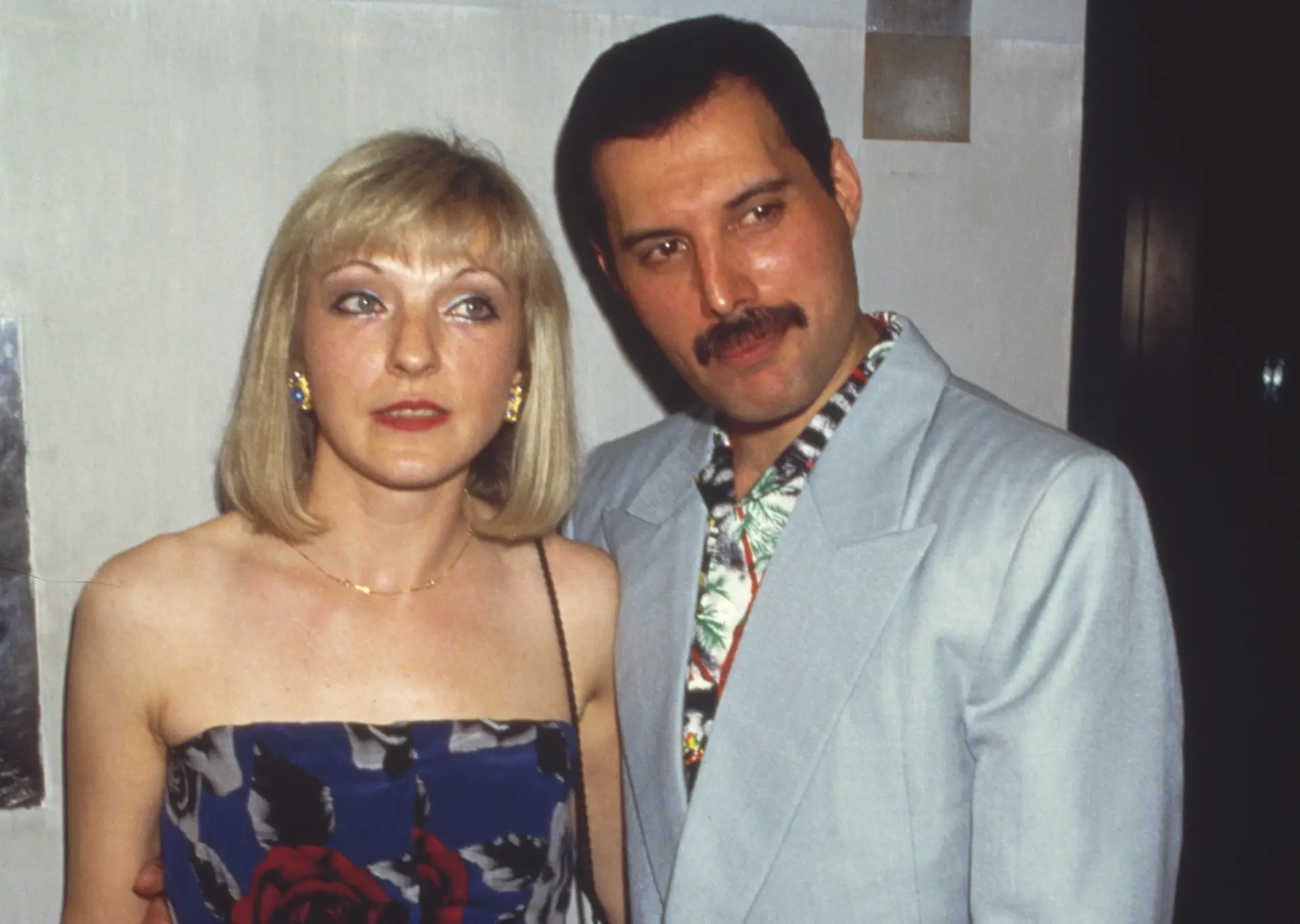 Antiga noiva de Freddie Mercury explica o porquê de querer vender vários objetos pessoais do músico em leilão - Expresso