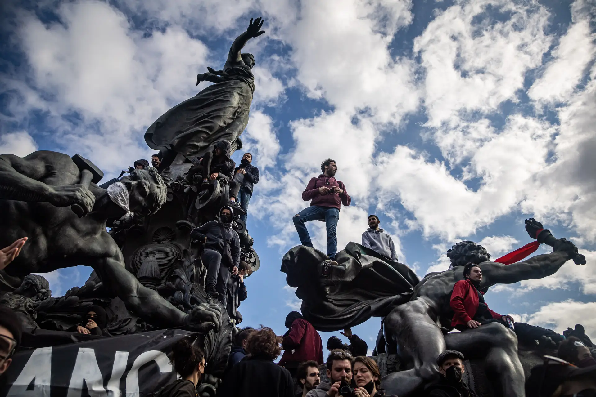 Milhares de manifestantes saíram às ruas em França no 1º de maio contra o aumento da idade mínima da reforma.