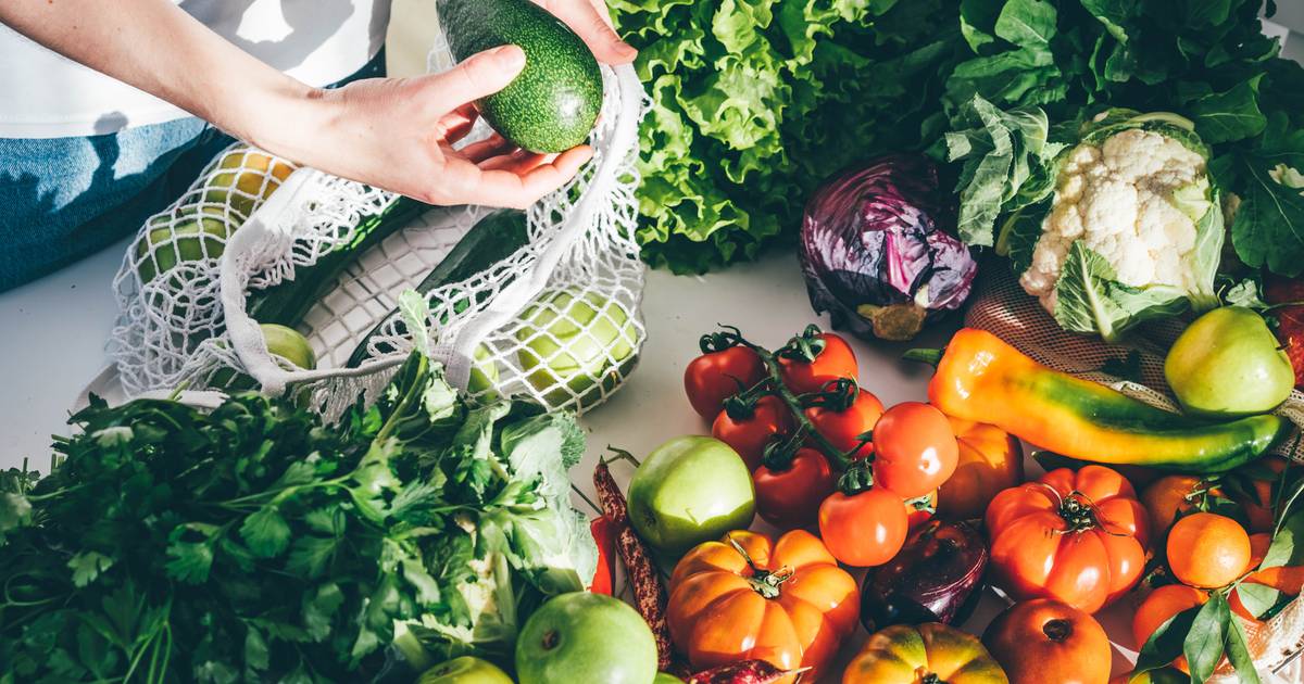 Legumes e fruta: saiba qual a diferença entre os preços de um hipermercado e de uma mercearia