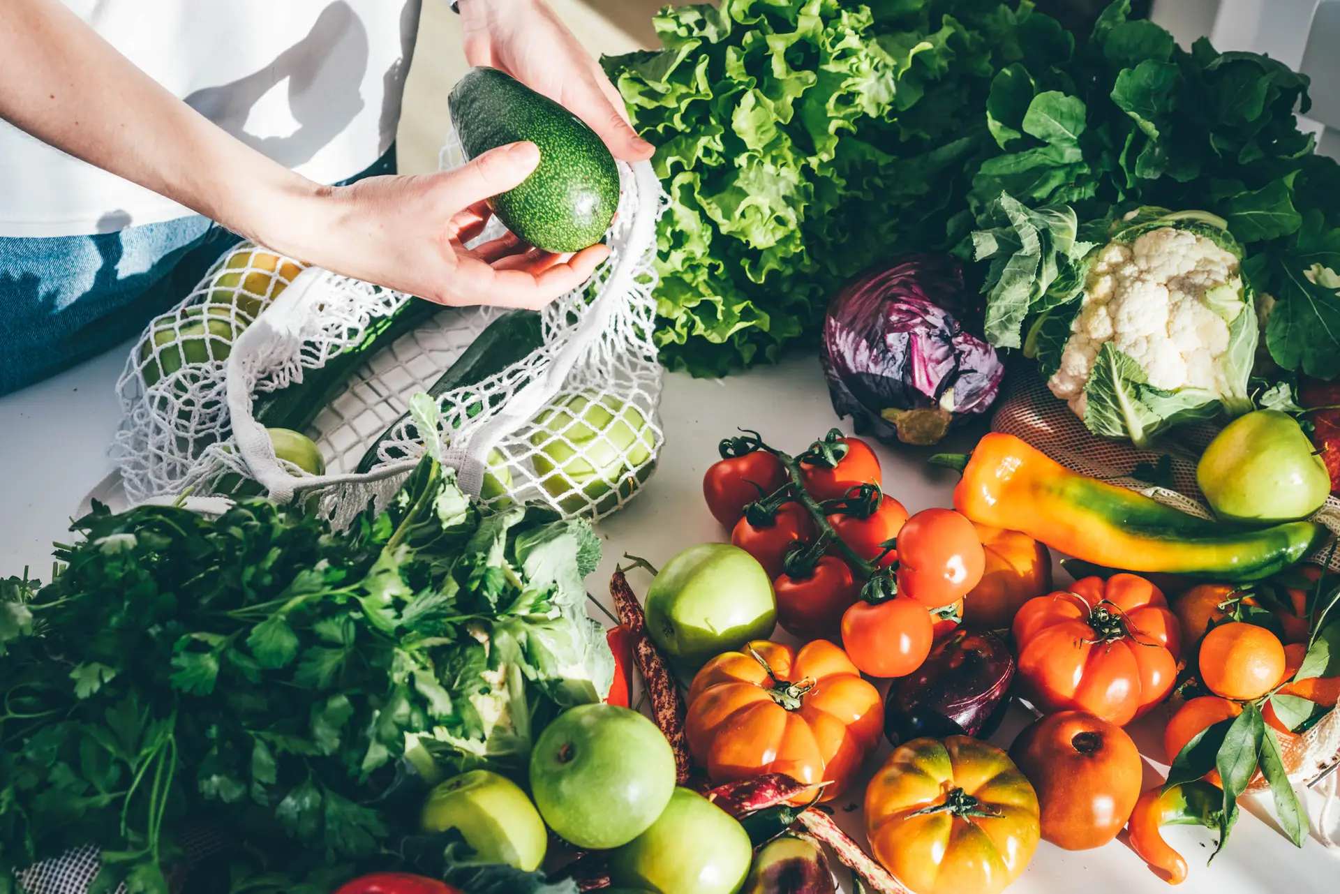 Ligação entre prato e cérebro: alimentação saudável desde a infância pode influenciar o declínio cognitivo na fase mais avançada da vida