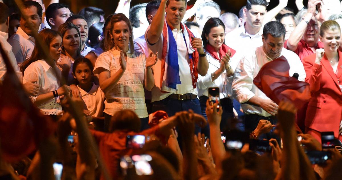 Quem é Santiago Peña, o novo Presidente do Paraguai, militante do Partido Colorado que está no poder há 70 anos?