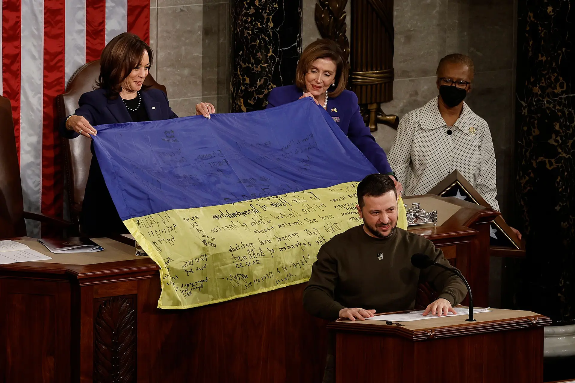 Volodymyr Zelensky quando foi falar ao Congresso dos Estados Unidos e levou uma mandeira assinada por militares ucranianos