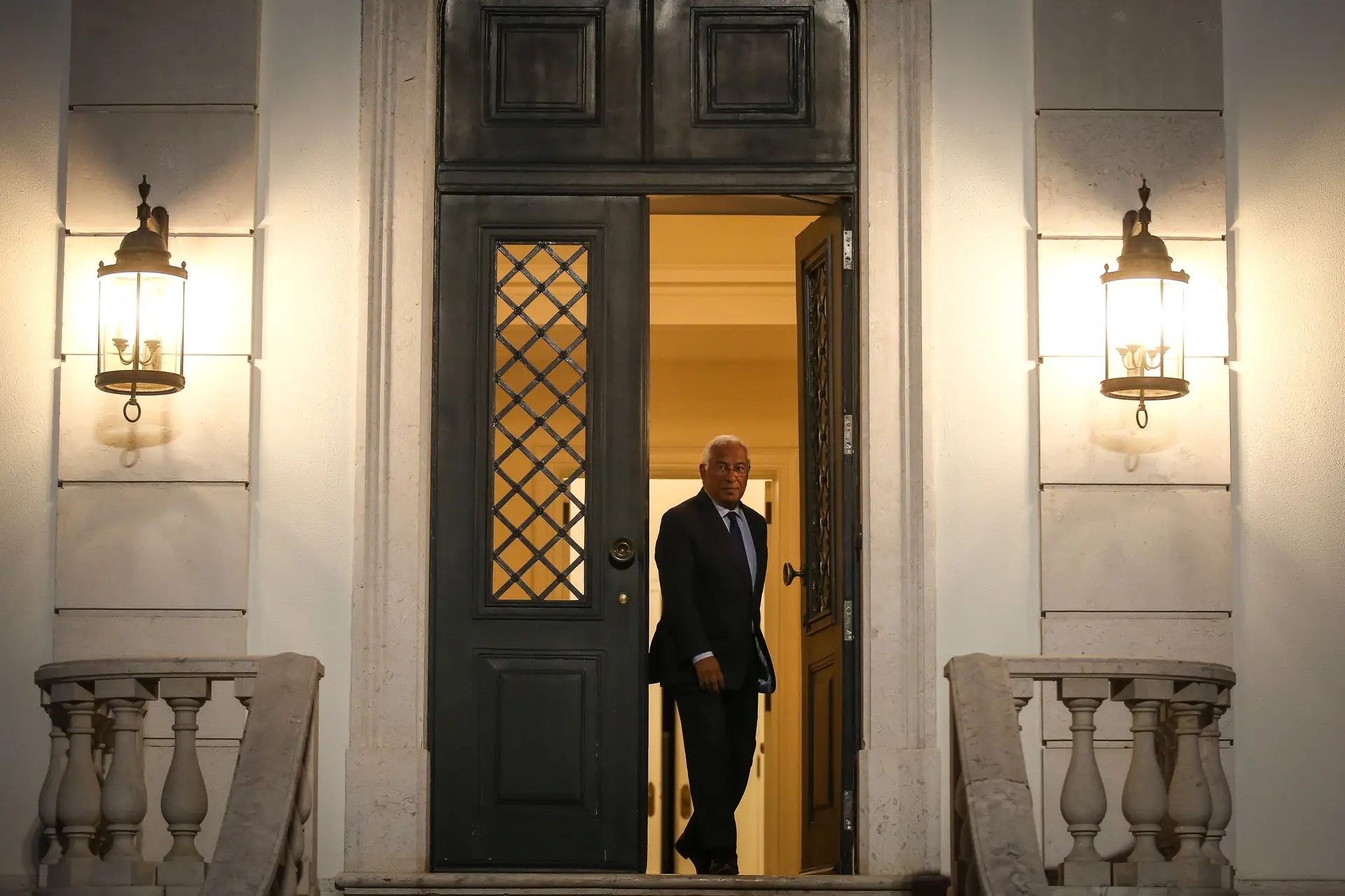 Costa segura Galamba e faz xeque a Marcelo: "Cabe-me a mim decidir" -  Expresso