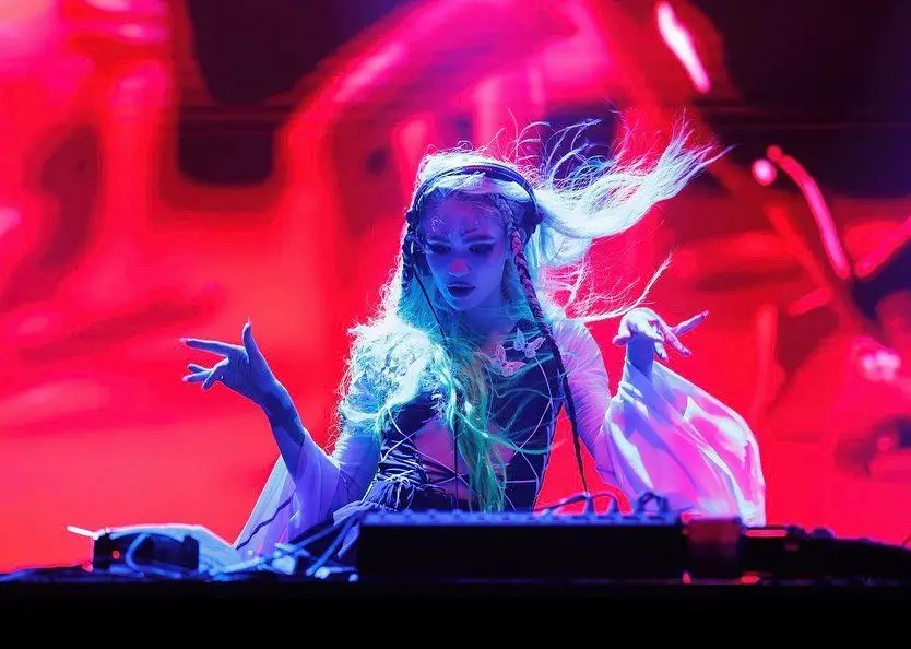 Grimes lança o seu próprio software de Inteligência Artificial: “Podem fazer música com o meu nome, mas façam-no com gosto”