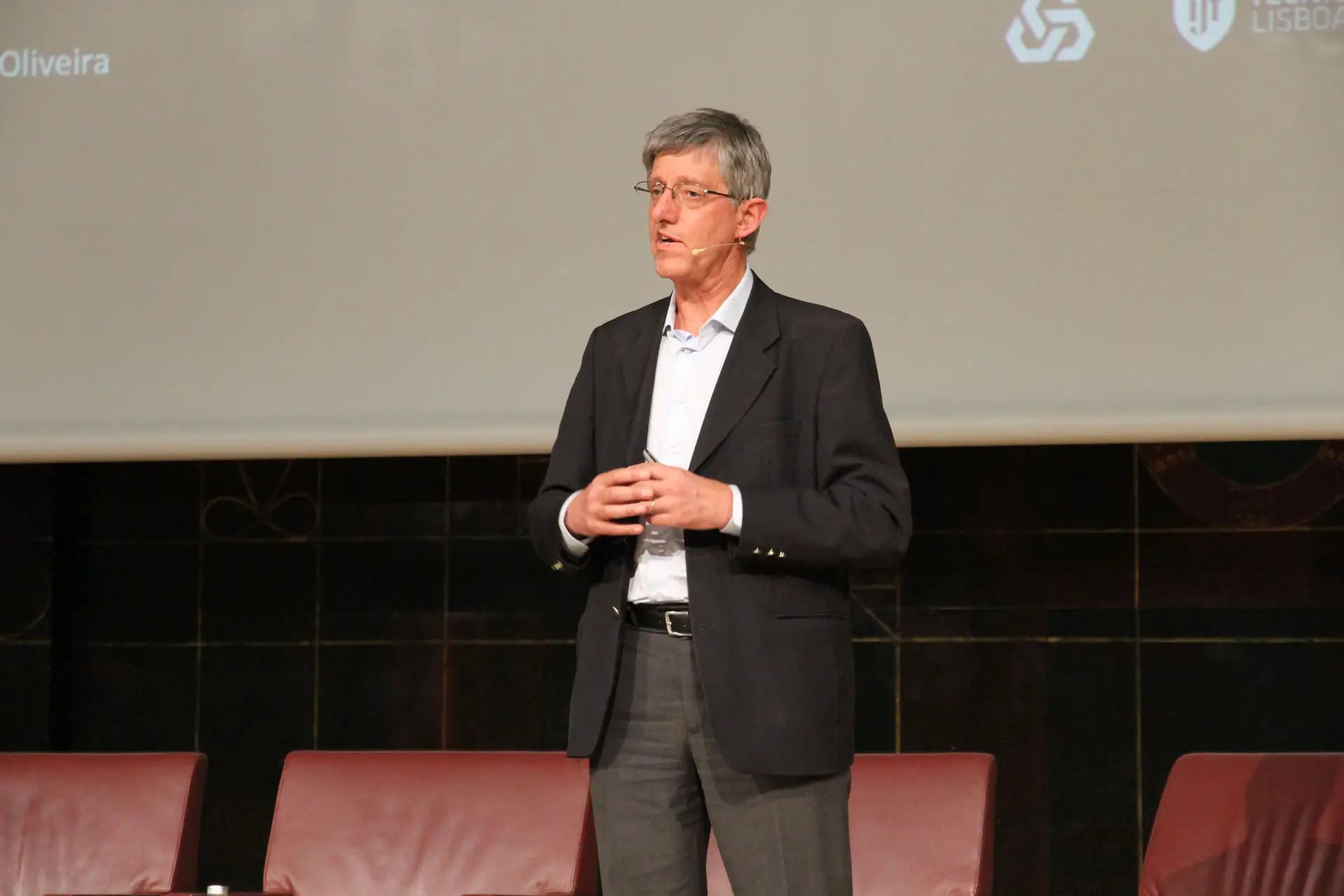 Arlindo Oliveira, presidente do INESC, lembra que de nada vale parar o desenvolvimento da Inteligência Artificial Generativa