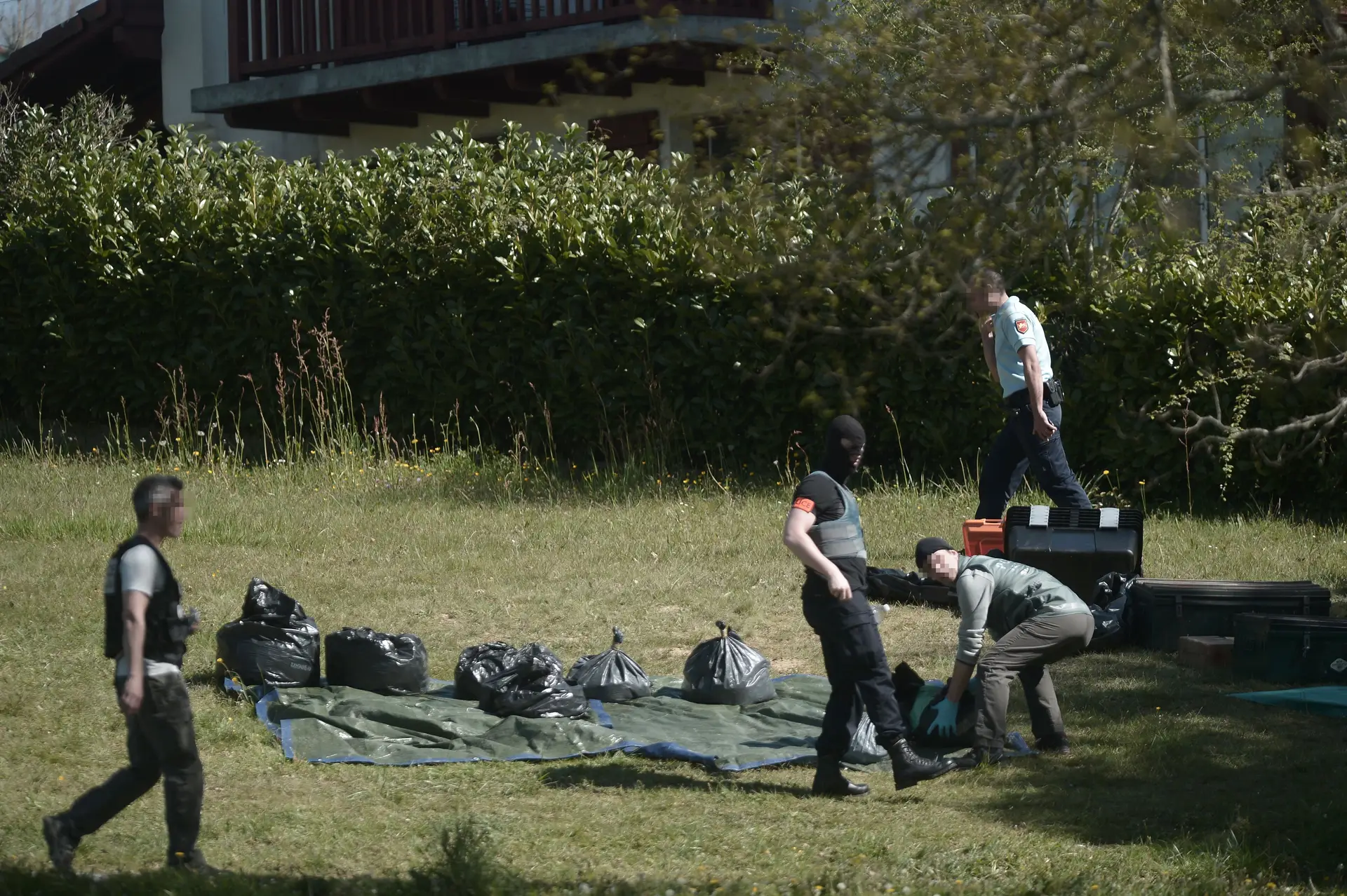 Polícia identifica armas entregues pelo grupo terrorista ETA numa aldeia do País Basco francês