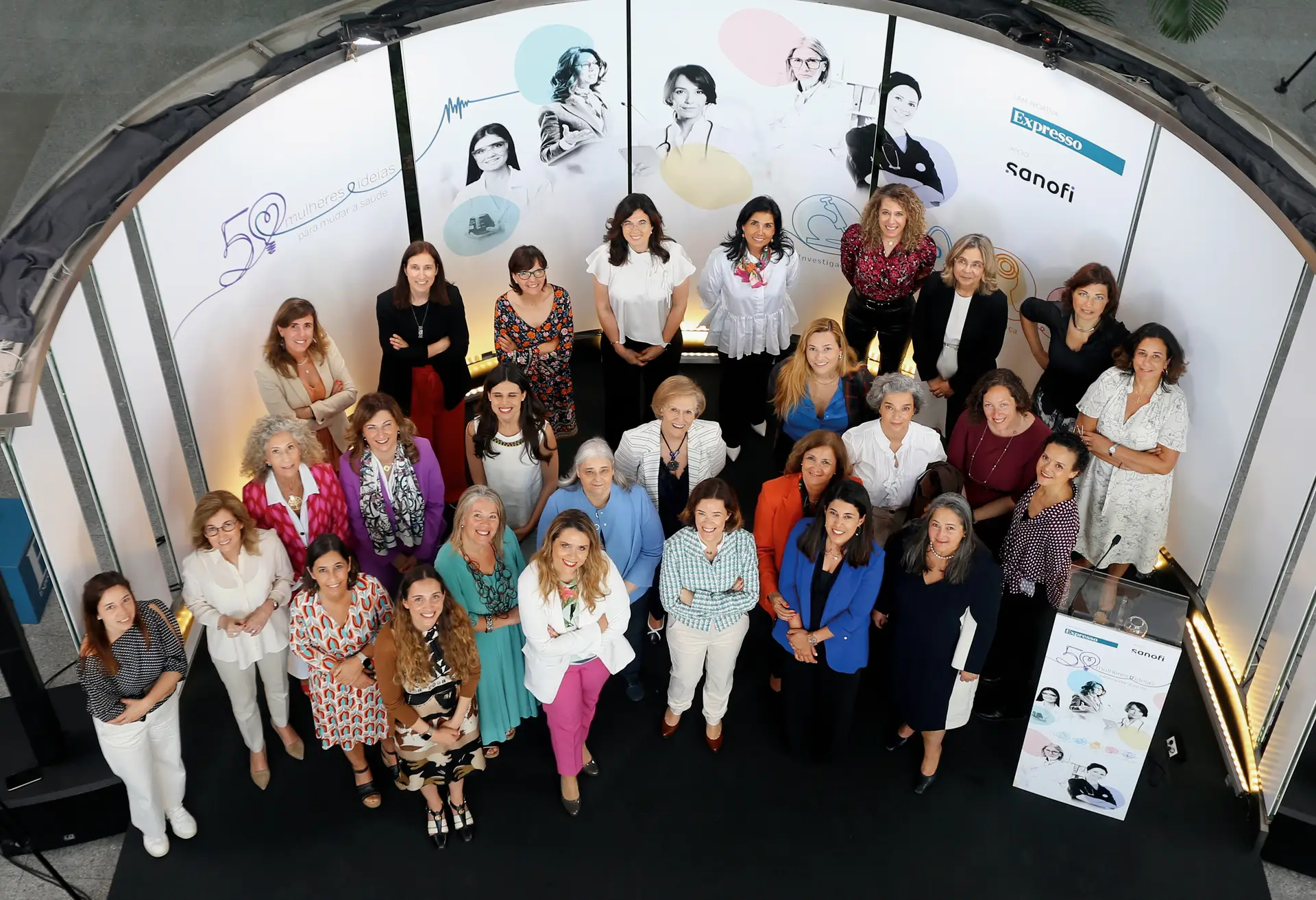 O sorriso para a fotografia das 28 especialistas que estiveram no debate e que fazem parte da lista das 50 Mulheres, 50 Ideias para Mudar a Saúde