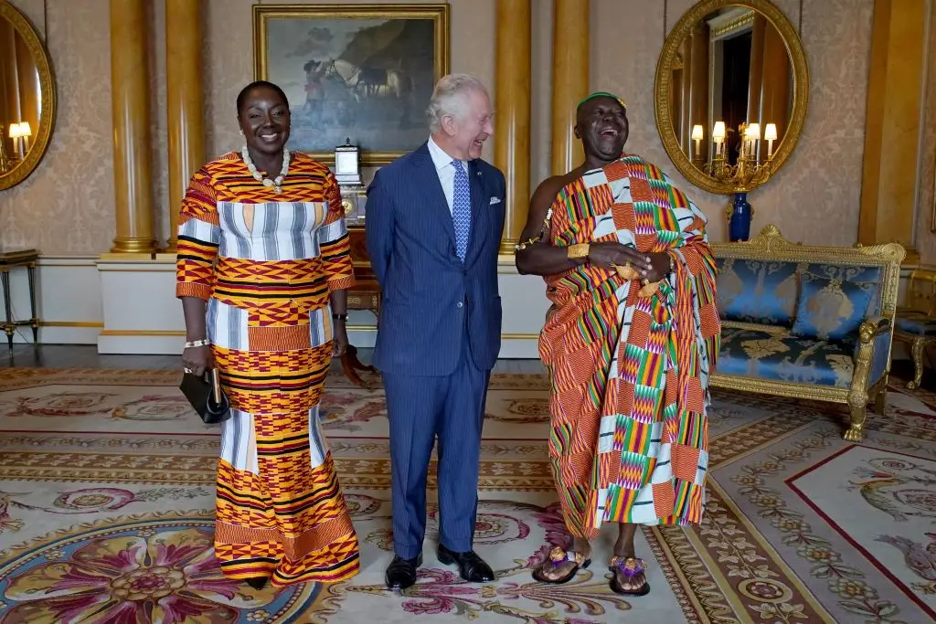 Otumfuo Osei Tutu II, monarca do reino de Ashanti, um estado tradicional dentro da República do Gana, é um dos convidados de Carlos III