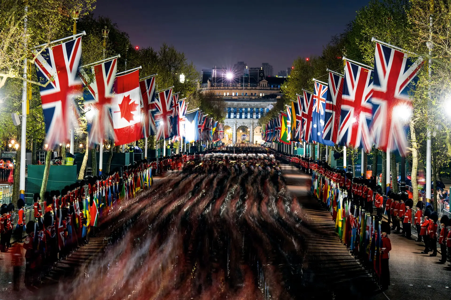 Para que nada falhe, há ensaios do cortejo real de madrugada e a alameda The Mall, que vai dar ao Palácio de Buckingham, está engalanada com bandeiras dos 15 países onde reina Carlos III