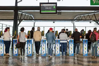 Transportes estão a encher-se de gente, mas o trânsito mantém-se: o que está a acontecer?