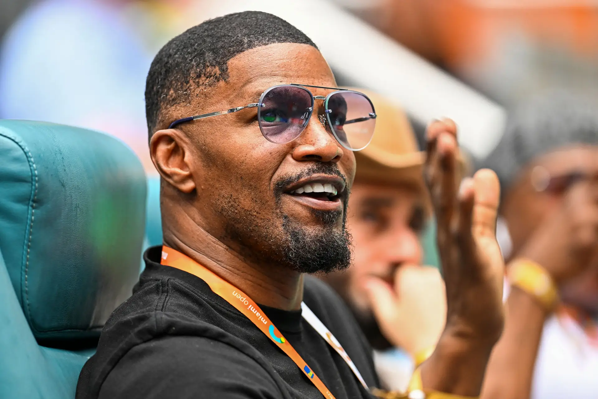 Jamie Foxx visto pela primeira vez em público depois de longo internamento