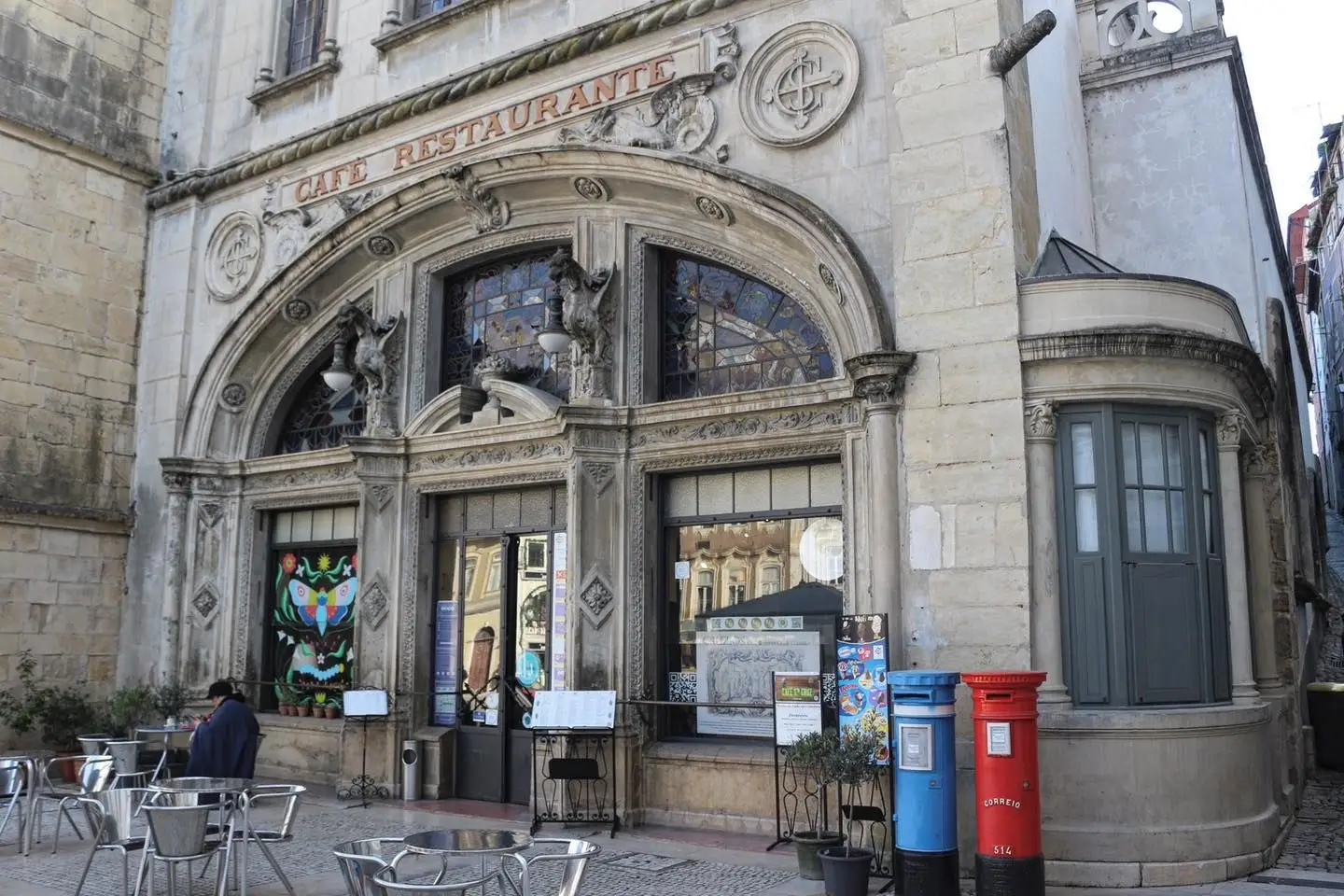 Sala de visitas de Coimbra Caf Santa Cruz celebra 100 anos