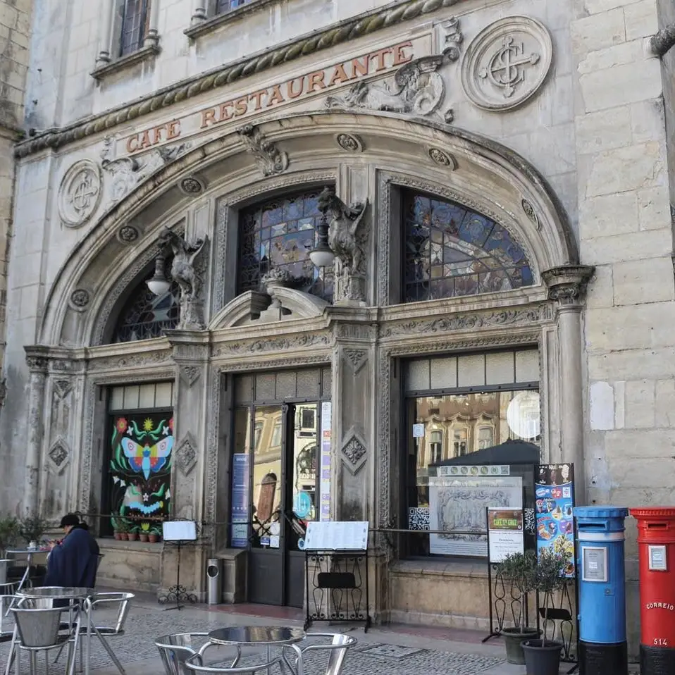 Sala de visitas de Coimbra Caf Santa Cruz celebra 100 anos