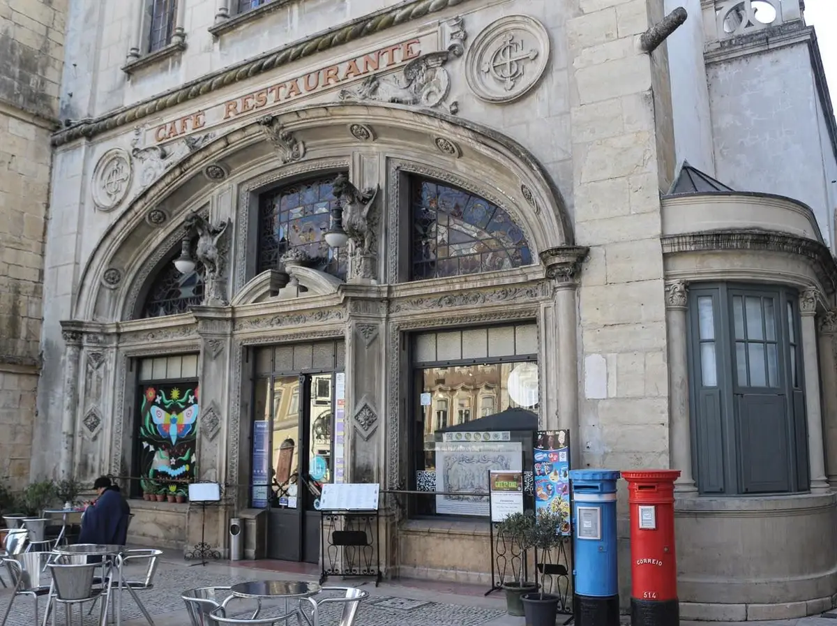 Sala de visitas de Coimbra Caf Santa Cruz celebra 100 anos