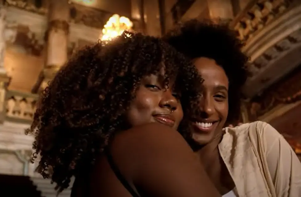 Emicida e Dino D'Santiago juntos em 'Maria', canção sobre um amor "que transcende convenções sociais"