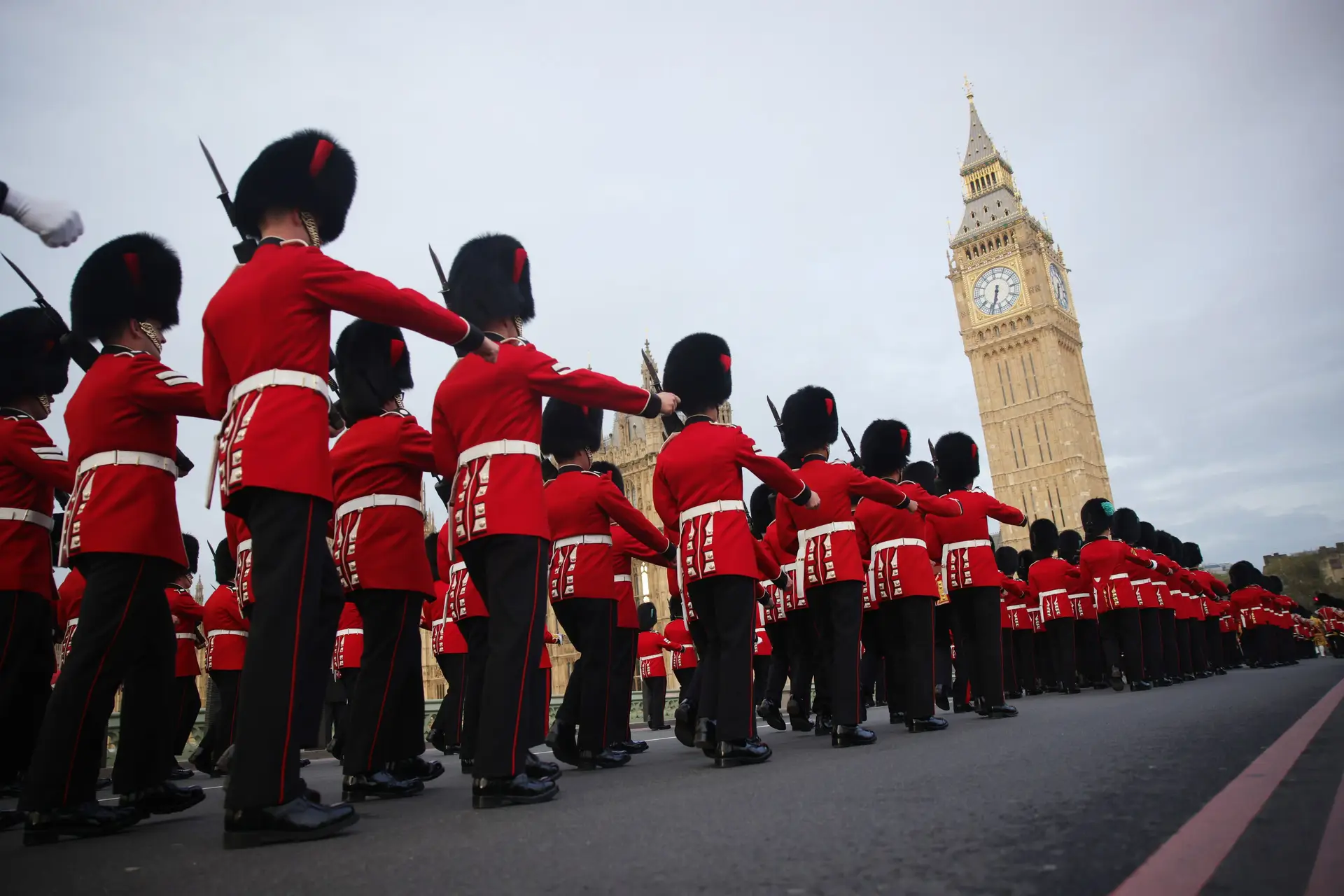 Militares britânicos marcham sobre a ponte de Westminster, em Londres, antes da cerimónia de coroação de Carlos III. Foto do Ministério da Defesa do Reino Unido.