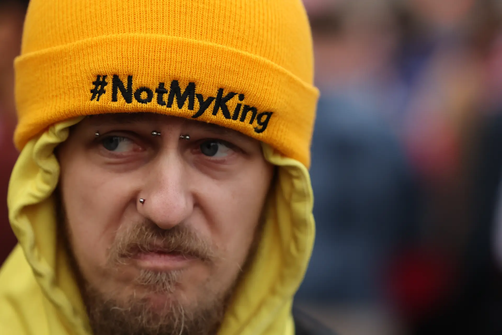 Um manifestante anti-monarquia nas ruas de Londres, onde o grupo Republic, que pretende abolir a monarquia, esteve presente.