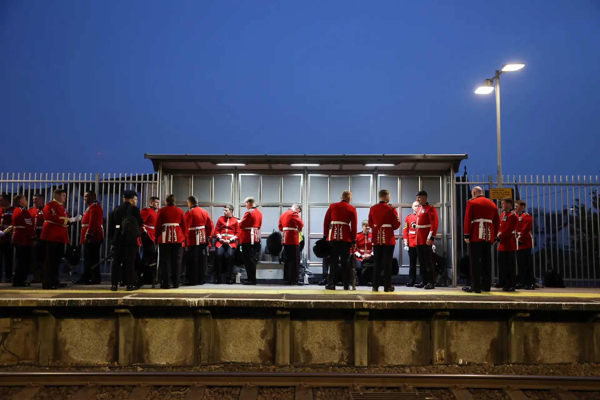 Contingente militar britânico a caminho da estação de Waterloo, em Londres, para as cerimónias deste sábado, numa foto do Ministério da Defesa do Reino Unido.