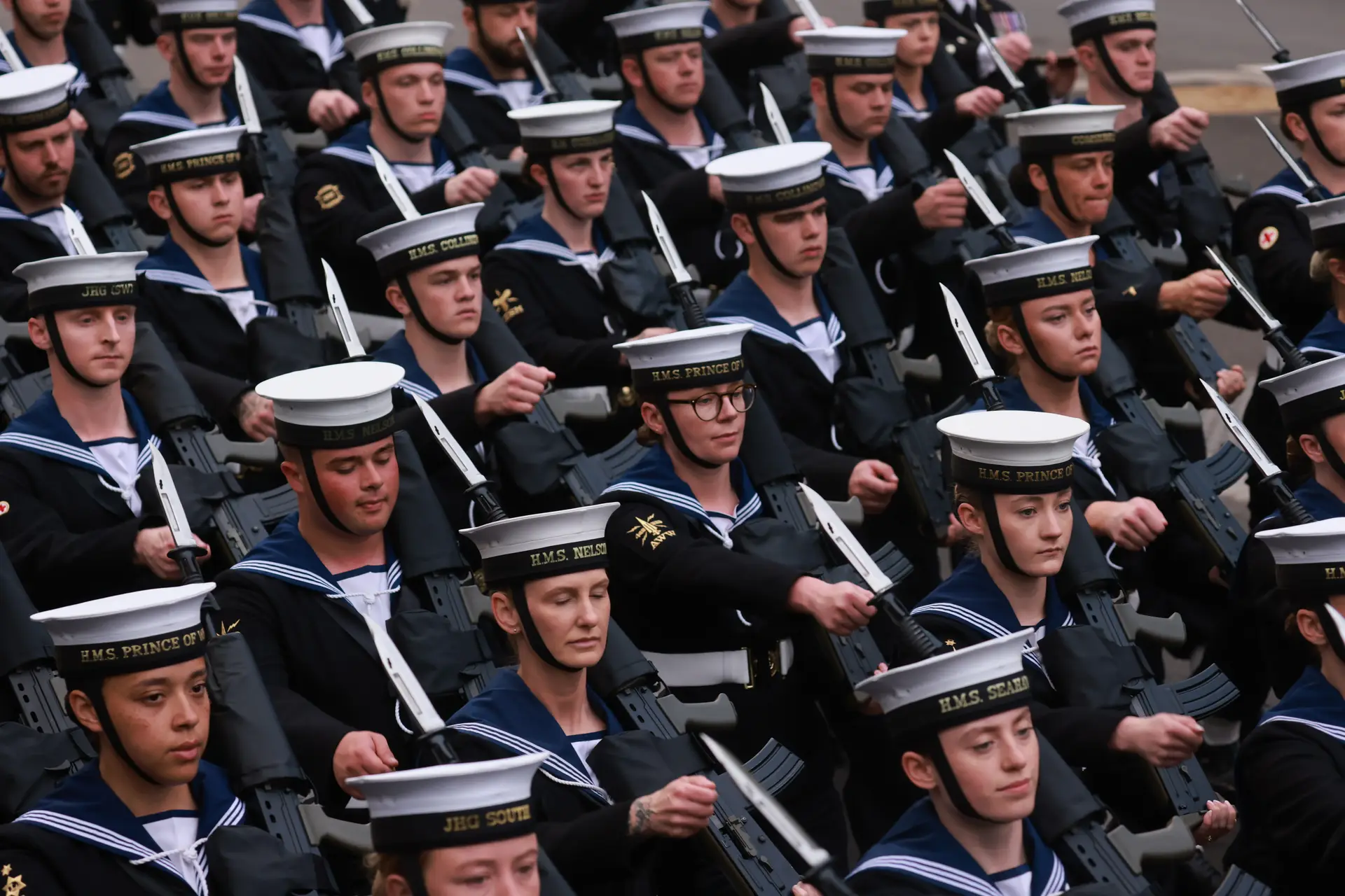 Foto do Ministério da Defesa do Reino Unido mostra contingente da marinha britânica avança para a sua posição nos preparativos para a coroação de Carlos III, em Londres.